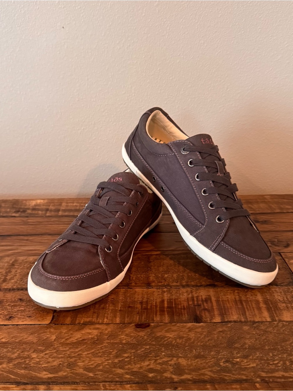Women’s Taos Moc Star 2 Graphite Distressed Canvas Senaker